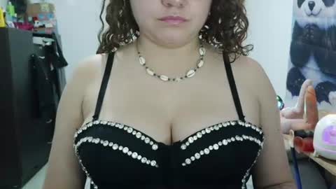 Snapshot of curly_greeneyed chatting on June 26, 2026, 1:43 am Vannesa online show from June 26, 2026, 1:43 am
