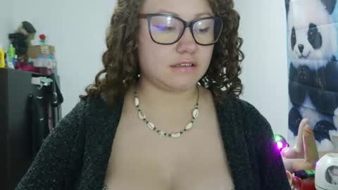 Snapshot of curly_greeneyed chatting on July 2, 2026, 3:23 am Vannesa online show from July 2, 2026, 3:23 am