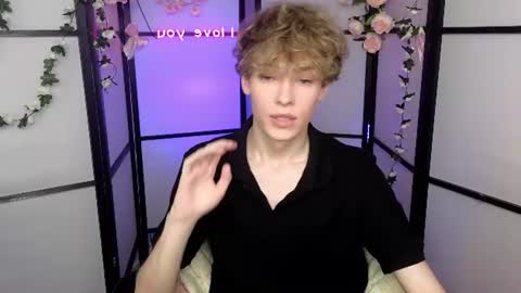 Snapshot of curly_twinkboy chatting on July 18, 2026, 8:45 pm curly_twinkboy online show from July 18, 2026, 8:45 pm