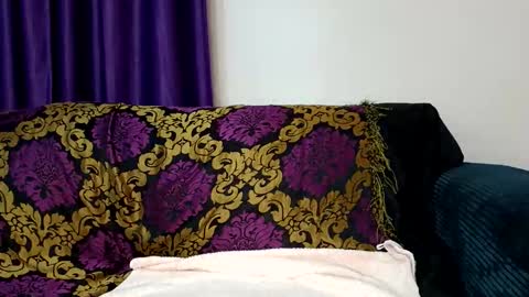 Essie online show from November 17, 2025, 8:36 pm