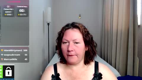 Snapshot of curvy_girlz chatting on September 30, 2025, 5:01 am curvy_girlz online show from September 30, 2025, 5:01 am