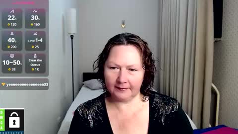Snapshot of curvy_girlz chatting on October 3, 2025, 4:37 pm curvy_girlz online show from October 3, 2025, 4:37 pm
