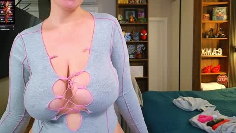 Snapshot of curvyjules69 chatting on December 8, 2024, 6:22 am CurvyJules online show from December 8, 2024, 6:22 am