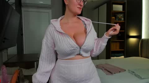 Snapshot of curvyjules69 chatting on February 12, 2025, 4:33 pm CurvyJules online show from February 12, 2025, 4:33 pm