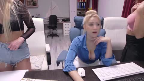  and follow twittercute00kiara2 online show from November 17, 2025, 8:31 am