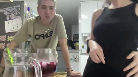 Cute friends online show from December 1, 2025, 1:43 am