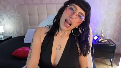 Snapshot of cute_hollywood chatting on May 15, 2026, 4:19 am Sofa online show from May 15, 2026, 4:19 am