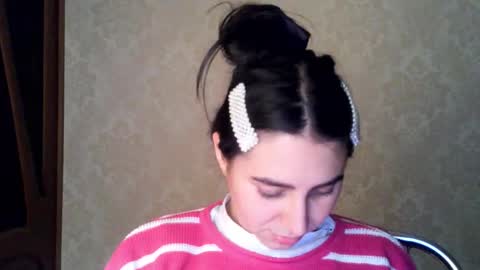cute_strawberry_ online show from October 16, 2025, 7:26 pm