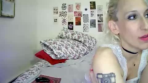 Snapshot of cutefemme chatting on November 7, 2025, 6:24 am Bella online show from November 7, 2025, 6:24 am