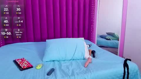cutepetitee online show from October 7, 2025, 9:23 pm