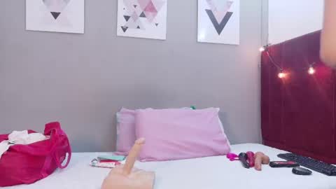 Snapshot of cutepetitee chatting on June 15, 2026, 7:49 pm cutepetitee online show from June 15, 2026, 7:49 pm