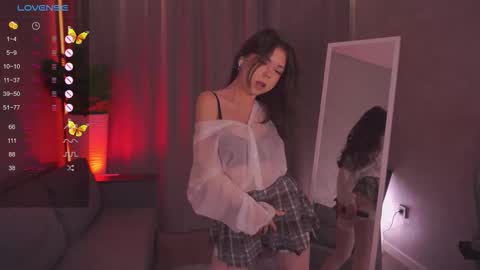 Julia online show from November 1, 2025, 1:24 pm