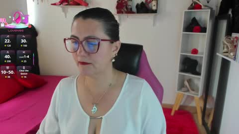 Mia  online show from September 12, 2025, 2:39 pm