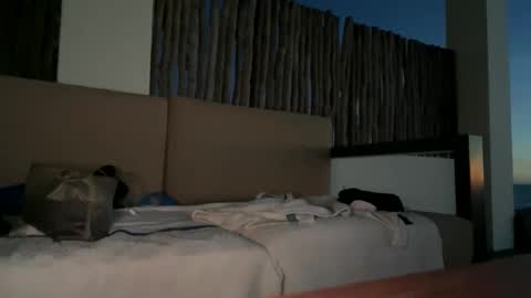 Jewbb online show from April 10, 2026, 2:06 am