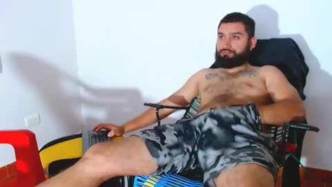 Snapshot of daddytronks17 chatting on February 12, 2025, 5:15 am daddytronks17 online show from February 12, 2025, 5:15 am