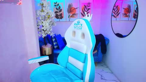 dafne huges online show from November 27, 2025, 7:49 pm