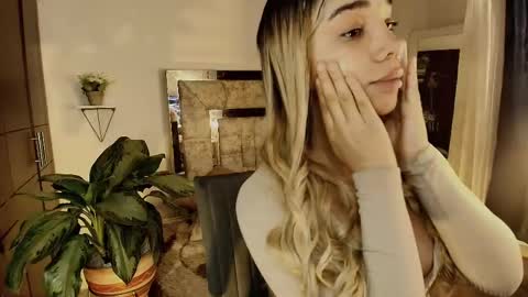 dahnia_cruz online show from April 15, 2026, 12:01 pm