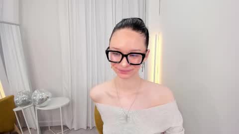 daily_glam online show from November 7, 2025, 12:38 pm