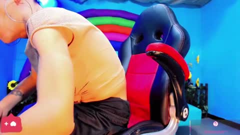 daisy_jonexxx22 online show from April 7, 2026, 4:13 am