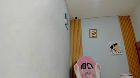 dakota_x18 online show from October 29, 2025, 1:46 pm