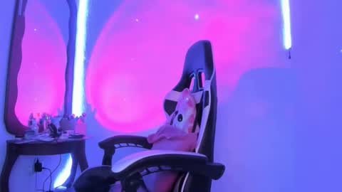 Dalia April online show from March 7, 2026, 7:55 pm