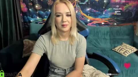 Snapshot of dances_queen chatting on February 15, 2026, 8:24 am dances_queen online show from February 15, 2026, 8:24 am