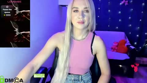 Snapshot of dances_queen chatting on July 6, 2026, 7:05 am dances_queen online show from July 6, 2026, 7:05 am