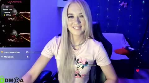 Snapshot of dances_queen chatting on July 20, 2026, 10:39 am dances_queen online show from July 20, 2026, 10:39 am