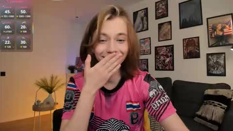 Snapshot of dani_mur chatting on December 16, 2025, 8:14 pm Daniel online show from December 16, 2025, 8:14 pm