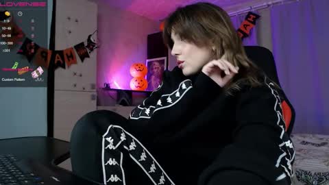 Daniela Cooper online show from November 5, 2025, 5:02 pm