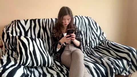 Mia online show from November 28, 2025, 8:06 am