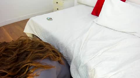 INSTAGRAM  Minni Moom online show from February 6, 2025, 3:09 pm