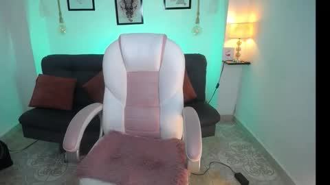 Snapshot of danna_rouse_ chatting on December 16, 2025, 10:48 pm Danna online show from December 16, 2025, 10:48 pm