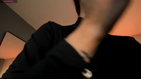 Danna Cruz  online show from January 16, 2026, 7:29 pm