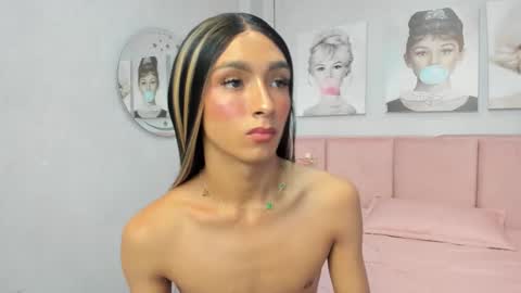 Snapshot of dara_petite_ chatting on November 16, 2025, 1:49 pm online show from November 16, 2025, 1:49 pm