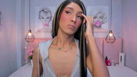 Snapshot of dara_petite_ chatting on November 18, 2025, 9:19 pm online show from November 18, 2025, 9:19 pm