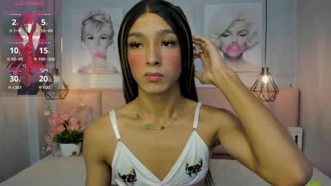 Snapshot of dara_petite_ chatting on November 21, 2025, 9:13 pm online show from November 21, 2025, 9:13 pm