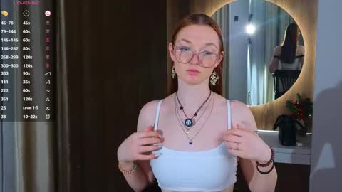 Darci online show from April 16, 2026, 9:39 pm