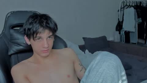 Snapshot of davisross chatting on December 20, 2024, 8:12 pm davis online show from December 20, 2024, 8:12 pm