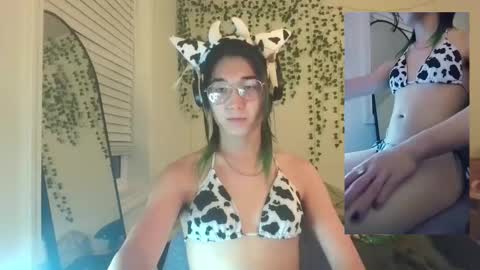 deciduousdoll online show from September 15, 2025, 6:02 am