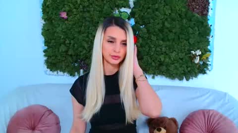 deliciaalove online show from November 17, 2025, 7:19 pm