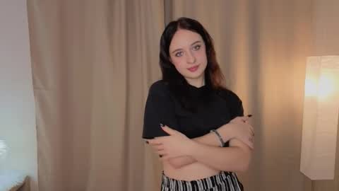 Emilia online show from November 4, 2025, 4:22 am