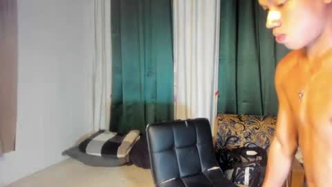 Snapshot of den_cummers chatting on July 7, 2026, 1:37 pm den_cummers online show from July 7, 2026, 1:37 pm