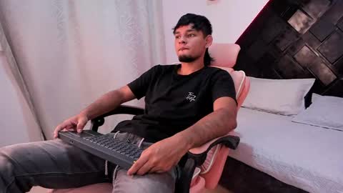 dereck_g online show from May 13, 2026, 5:05 am