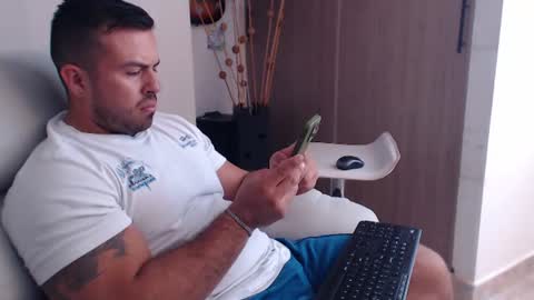 Snapshot of derek_group chatting on July 19, 2026, 4:33 pm Derek online show from July 19, 2026, 4:33 pm