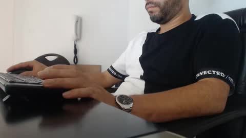 Snapshot of derrik_ chatting on December 10, 2024, 6:17 pm online show from December 10, 2024, 6:17 pm