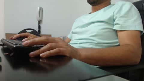 Snapshot of derrik_ chatting on December 18, 2024, 11:45 am online show from December 18, 2024, 11:45 am