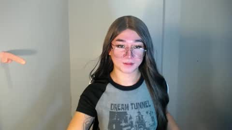 Snapshot of desirable_lorinexx chatting on January 3, 2025, 11:44 pm LORINE online show from January 3, 2025, 11:44 pm