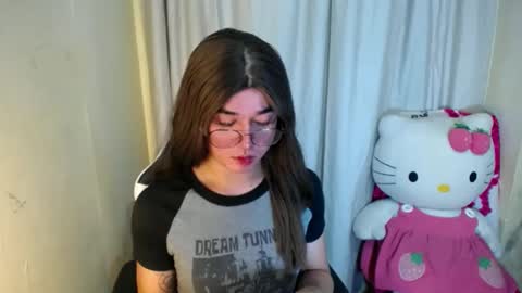 Snapshot of desirable_lorinexx chatting on February 23, 2025, 10:20 pm LORINE online show from February 23, 2025, 10:20 pm