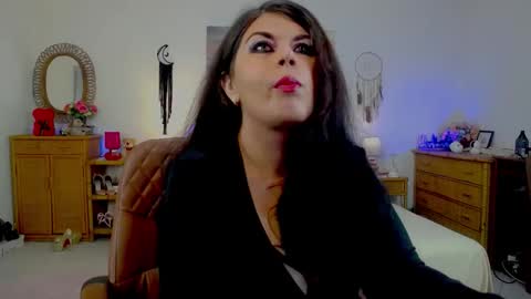 HellenMoon online show from May 19, 2026, 8:42 am